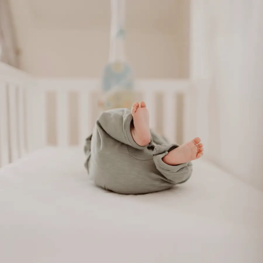 Babybett ohne Kissen, Decken und Kuscheltiere